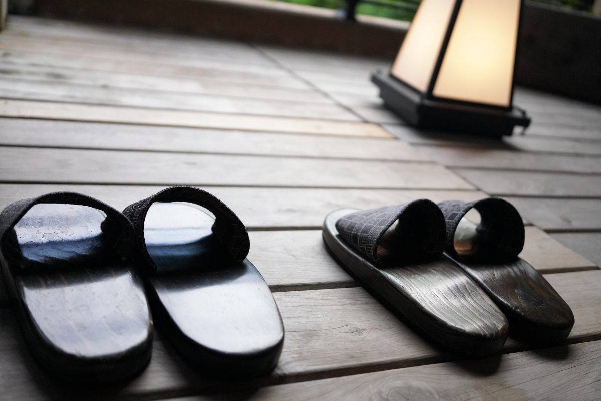 草履選びが旅館の印象を決める！ゲスト満足度を高める履物の秘密